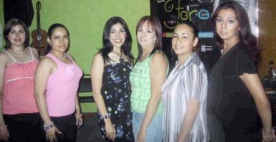 Nidiana Hernández Cárdenas acompañada de sus amigas el día de su despedida de soltera.