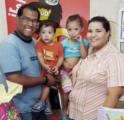 Aidyl Abigail Cepeda Muñoz acompañado por sus papás, César Cepeda y Lidia de Cepeda y por su hermanito Elías, en su fiesta de cumpleaños.