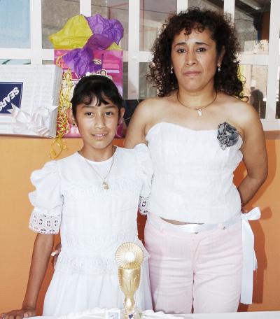 Karla Paulina Rodríguez Sosa, acompañada por su mamá, Yolanda Sosa Luna, el día que festejó su cumpleaños.