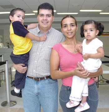 Brenda Torres, Genaro Guillén, Isabela y Diego viajaron a París