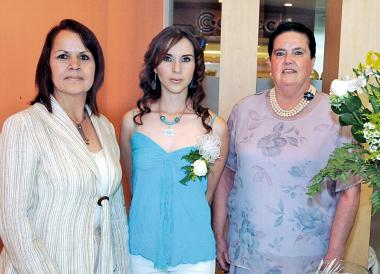 La futura novia acompañada por las señoras Rosy Velázquez de Reyes y Delfina Madero de Valdés.