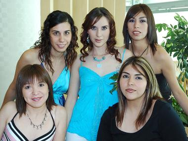 Melina Reyes Velázquez con sus amigas Elena Siller, Goretti Carreón, Ángeles Siller y Ana Elena Becerra.