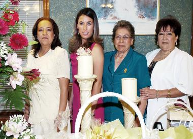 Vania L. Azuara Rojas en compañía de las organizadoras Patricia Rojas de Azuara, Guadalupe G. de Rojas y Mayela Rojas González