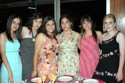 Adelina Pérez, Mariel Balandrano, Ana Cris Mendoza, Laura Garrido, Mariana González y Emma Negrete.