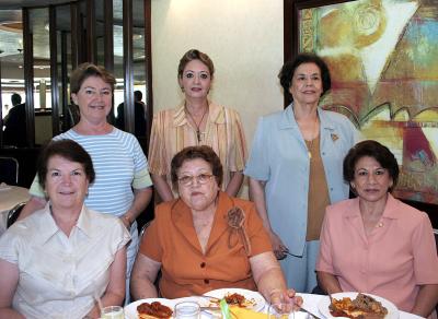 Alma de Alba, Bety de Medina, Maru de Lara, Luz María de Ruiz, Marina de Falcón y Magda de Díaz, en pasado convivio social