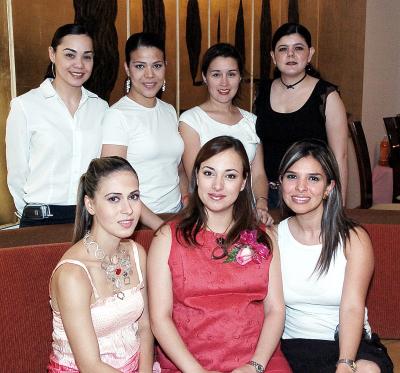 Laura Garnier de Olmos, Lilia de Gutiérrez, Alejandra de Carbajal, Beatriz Wong, Susana Silos y Silvia de Segura le organizaron una fiesta de canastilla a Rocío Vázquez de Gamboa en honor a su bebé .