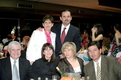 Martha G. de Madero, Alberto Rodríguez, Laura G. de Rodríguez, Gabriela S. de Gutiérrez y Alberto Gutiérrez, en pasado festejo social.