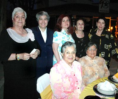 Teresita de Mireles, Cuca de Hernández, Chela González de Lara, Carmen Valdivia, Abigail Muñoz, Esperanza Aguilera, Abigail Ortiz y hermana Evangelina López.