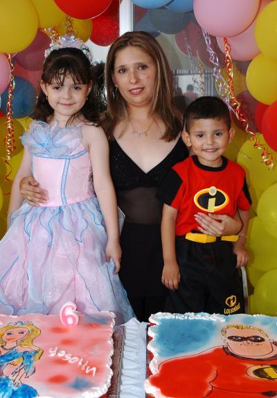 Yoselin Edith y David Armando Hernández González cumplieron seis y tres años de vida y su mamá Fanny Edith González les preparó una merienda.