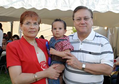 Arturo González y Blanca de González con su nieto Ernesto Segura González.