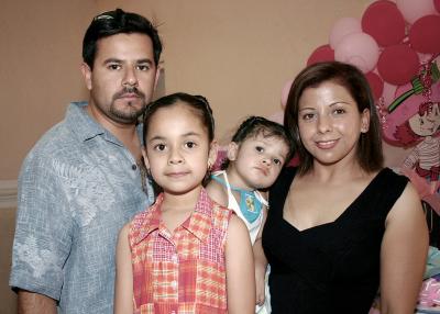 Daniela Martínez Anaya junto a sus papás Alejandro Martínez y Adriana Anaya y su hermanita Alexia.