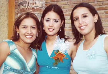 Marcela Ayala Alanís con sus hermanas Miriam y Valeria, en la despedida de soltera que le ofrecieron.