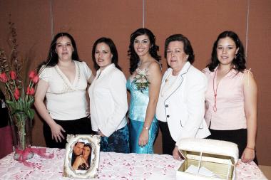 María del Consuelo Agüero de Castañeda, Lucía Castañeda, Alejandra Castañeda y Marcela Castañeda, le ofrecieron una despedida de soltera a María Elena Villalobos