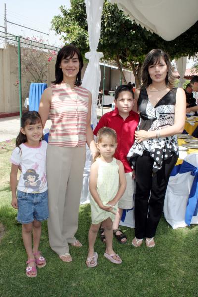 30 de mayo 

Laura Hernández de Sesma, Teté González de Martínez y los pequeños Daniel Sesma, Paulina y Sofía Martínez.