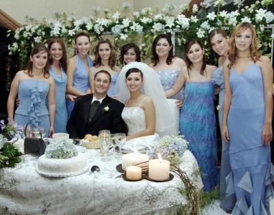 Los felices esposos, Scott Mauti y Brenda Madero Martínez con sus damas, Ale González, Alejandra García, Liliana Torres, Peque Echávez, Lety de la Peña, Mónica Tosca, Liliana Rodríguez y Katryn Kort.