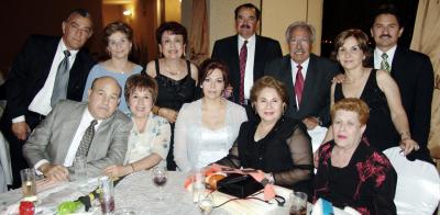 Ricardo y Martha Irene Dávila, María Esther de Constantino, Francisco Porragas, Blas Pérez, Miguel y Georgina Mena, Rogelio y Mary Sada, Bertha Martínez de Madero, Yolanda de Porragas y Rosita de Pérez.