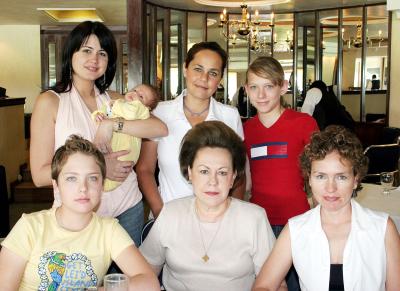 Ana Sofía de De la Garza, Rodrigo de la garza, María José de la Garza, Andrea Villarreal, Pamela Villarreal, Alicia de Aguirre y Finita de Villarreal.