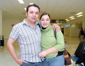 Humberto Barbachano y Luisa Dabdoub viajaron con destino a París.