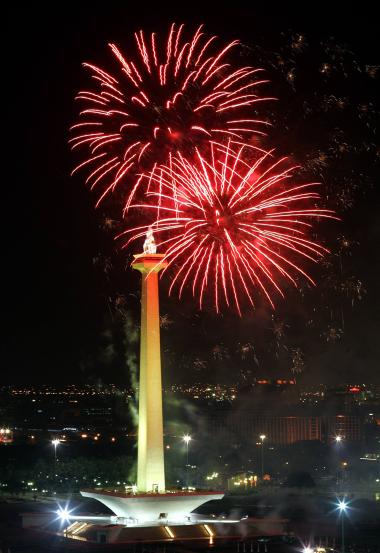 Fuegos artificiales iluminan el Monumento Nacional en el centro de Yakarta.