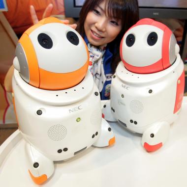 Los robots 'Papero' fueron también exhibidos en Tokio. Estos robots interactivos están equipados con ocho micrófonos y puede distinguir 655 palabras diferentes.