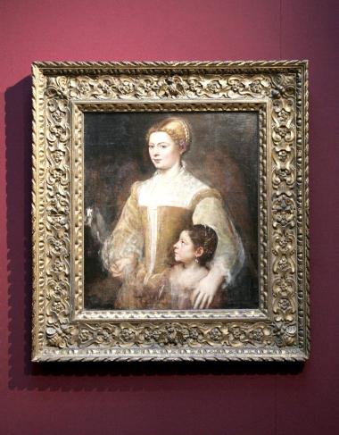 'Retrato de una mujer y su hija', obra poco conocida del pintor Titian, que se mostró en la sala de Christies, en King St, centro de Londres, Reino Unido

La pintura no ha podido ser apreciada en 400 años, ya que se pintó a finales del XVI o principios del XVII y sólo hoy puede apreciarse después de un trabajo de 20 años de restauración de 20 años.