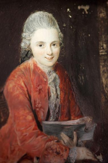 El hotelero Eric Marius Holtkott muestra el recién descubierto retrato del músico y compositor Wolfgang Amadeus Mozart, en Zurich Suiza.
El doble retrato, pintado sobre marfil, fue descubierto en un Hotel en el lago Thun, Suiza.

En una de sus caras muestra a Wolfgang y en el otro lado a su hermana Nannerl (Marianna). 

Las pinturas fueron realizadas en 1768 por un pintor desconocido en Guache.