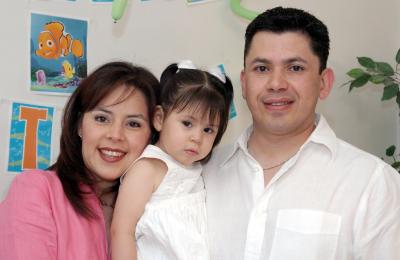 Carlos Villarreal Rodríguez y Claudia Elena Rodríguez con su hija Valeria Villarreal Rodríguez