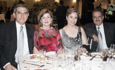 Eduardo Murra, Nuy Farrus de Murra, Loli Gómez de Fernández y Alfonso Mendoza .