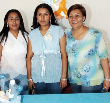 María Guadalupe Vázquez Mancinas, acompañada por las organizadoras de su fiesta de canastilla.