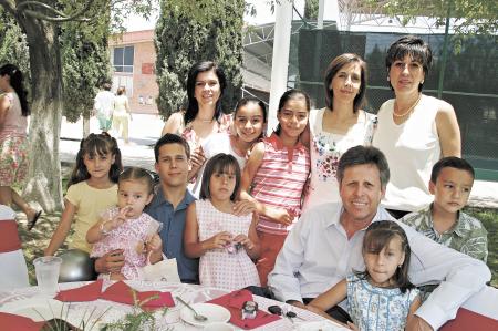 Ángela Vera González, en compañía de Santiago Vera, Angelina de Vera, Santiago Vera, Gaby Aparicio, Cecilia Meléndez, Brenda Buttler, Cecy, Sofy y Regina Vera.