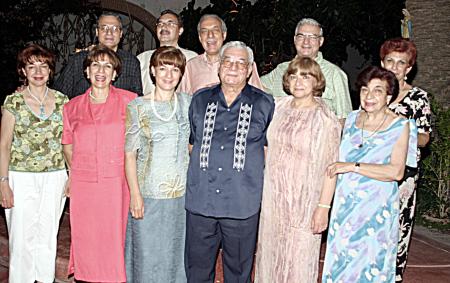 Don Jorge Jaik Villarreal, con sus hermanos, Linda, Óscar, Mery, Samia, María del Rosario, Jesús, Susana, Elizabeth, Juan José y Abraham Jaik.