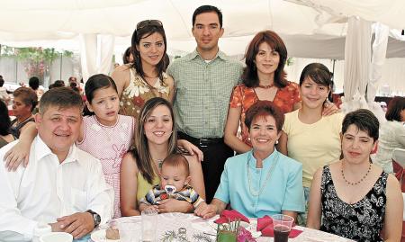 Isabely de León de la Torre, acompañada de Francisco de León, Ana Isabel de León, Francisco de León, Elvira Cantú, Clara de Garza, Liliana y Fernando de la Torre, Bety de Huerta y Ana Sofía Huerta.