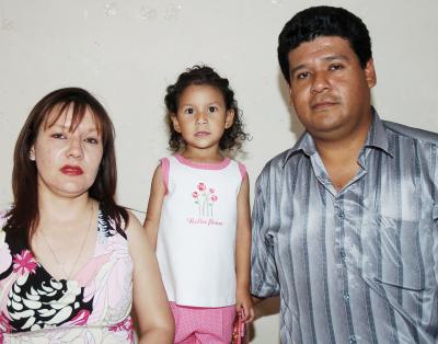 Liliana Xcaret González Flores junto a sus papás, Liliana Marsella Flores y José González Ayala.