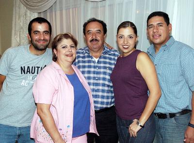 04 junio 
Montserrat Gaucín de Orozco fue festejada por sus papás, María Guadalupe de Gaucín, su esposo Rafael Orozco Guerrero y su hermano Arturo Gaucín Hernández.