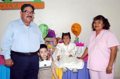 Cecilia Alegría Aguilar García junto con sus papás, Jesús Aguilar Contreras y María  Francisca García de Aguilar, y su hermanito, en la fiesta que le prepararon por su tercer cumpleaños.