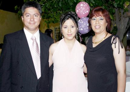 Lorena Lara Garcia en compañía de sus papás, Miguel Lara González y Lorena García de Lara, el día que celebro su cumpleaños.