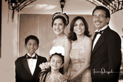 05 junio 
Srita. Julia Patricia Mendoza Rodríguez, en una foto de estudio con motivo de sus quince años de vida, acompañada de sus papás, Lic. Mario Mendoza y Patricia Rodríguez de Mendoza y sus hermanos