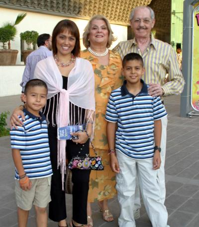 Kury Gutiérrez, María Elena Gutiérrez, Roberto Gutiérrez y los niños Tony y Andrés Batarse.