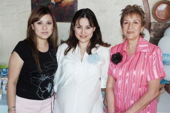 07 de junio 
Magaly Oyervides de Ruiz, en la fiesta de regalos organizada por su mamá, Magaly Villarreal y su hermana Marcela Oyervides.