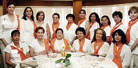 Alma de González y un grupo de amigas.