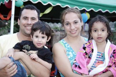 06 de junio
Humberto Urby de la Cruz festejó su segundo cumpleaños, con un divertido convivio que le ofrecieron sus papás, Humberto Urby  y Lilia Julieta de Urby y su hermanita