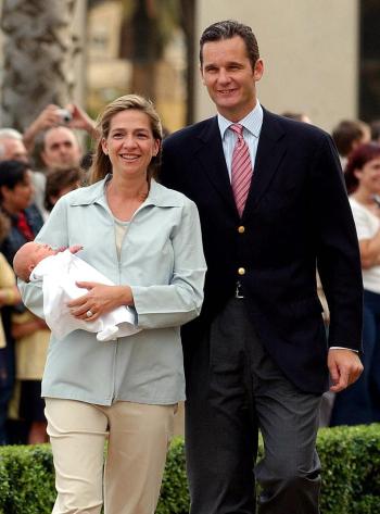 Tras aparecer inicialmente los padres con la niña, luego se incorporaron sus otros tres hijos, que vestían pantalón blanco y polo y zapatos rojos.