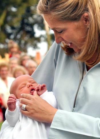 Preguntados los padres si la familia puede aumentar, contestaron que 'por ahora no habrá más niños' y anunciaron que el bautizo de Irene será antes del verano, aunque no pudieron precisar la fecha porque 'hay que compaginar muchas agendas'.