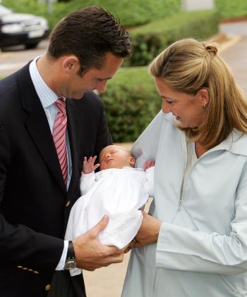 Muy sonrientes, la infanta Cristina y su esposo mostraron por primera vez a su hija a la prensa y comentaron que Irene 'se porta bien y come bien'.