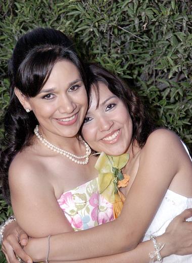 Cory Muñoz Yáñez junto a su hermana Samantha, el día de su despedida.