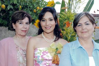 La futura novia junto a las anfitrionas, Mireya Torres Pulido y Rita Yáñez Aróstegui.