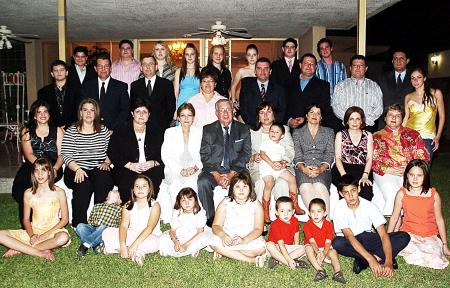 Señores Hernán Cepeda Cepeda y Martha Díaz Flores de Cepeda, celebraron sus  Bodas de Oro en compañía de su familia