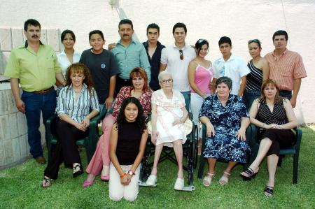 07 junio
Sra. Maria Fernanda Ceballos Ruiz de Esparza acompañada  de su familia en la celebarción de sus 98 años de vida