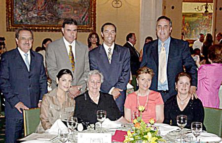 Alfonso Mendoza Aguirre, Javier, Alejandro y Santiago Gómez Martín, Lula Correa de Gómez, Delia Martín de Gómez, Loli Gómez de Fernández y Rosy Tricio de Gómez.