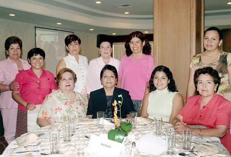 Cuquis de Arredondo, Alejandra de Martel, Patty de Berumen, Coca Gallardo, Cary de Alemán, Mariana, Luz Martínez, Chela Woon, Pity Villarreal y otra compañera.